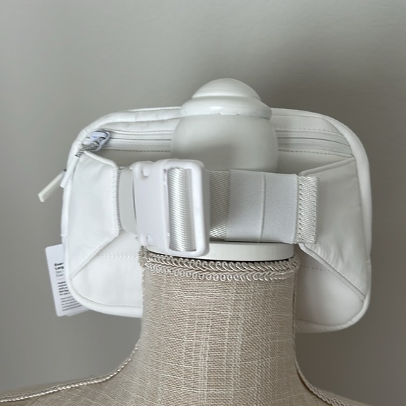 The Lululemon Everywhere Belt Bag Wunder Puff. - Picture 12 of 17